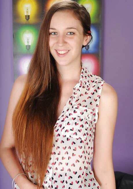 Very attractive american teen Layla Adams is foot fetishist 